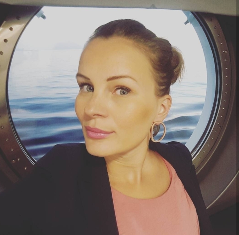 Julia aus Berlin Haarfarbe: blond (mittel), Augenfarbe: blau-grau, Gre: 168, Deutsch: 0, Englisch: , Franzsisch: , Spanisch:  