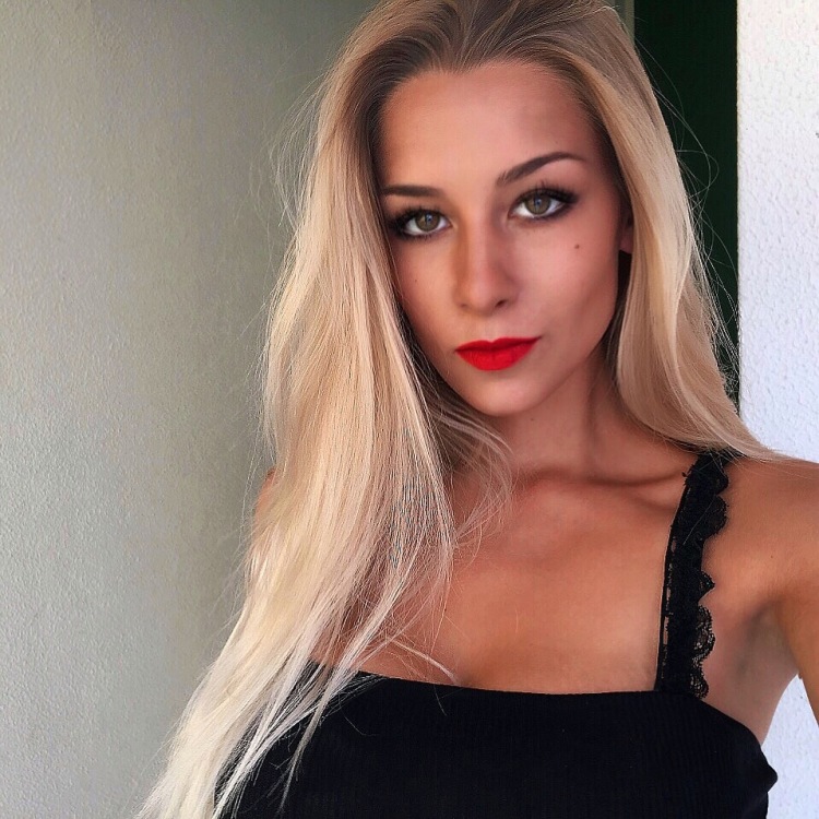 Model Kristina aus Hagenburg Haarfarbe: blond (hell) 