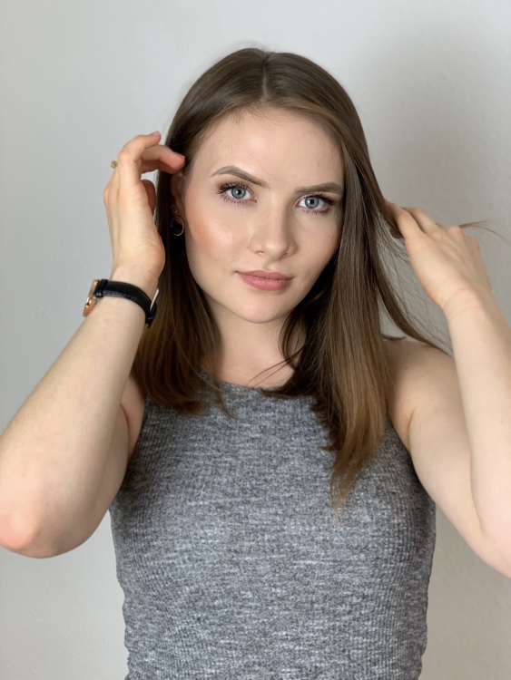 Elina aus Stuttgart Haarfarbe: braun (hell), Augenfarbe: blau-grn, Gre: 170, Deutsch: 0, Englisch: , Franzsisch: , Spanisch:  