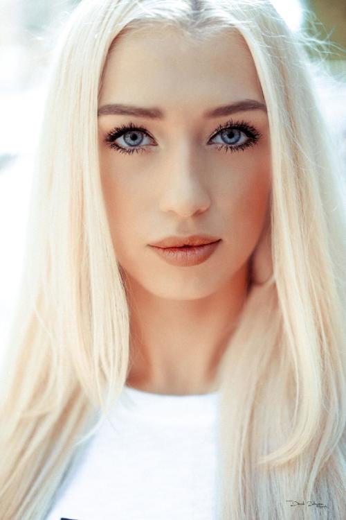 Madelaine  aus Berlin Haarfarbe: blond (hell), Augenfarbe: blau, Gre: 160 