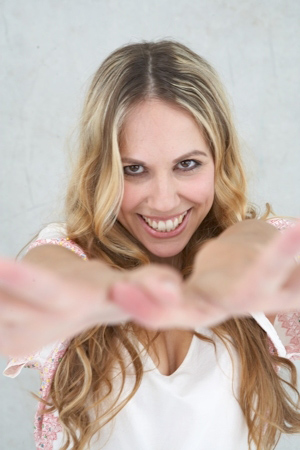 Caroline aus Hamburg Haarfarbe: blond (dunkel), Augenfarbe: braun, Gre: 170, Deutsch: Muttersprache, Englisch: Muttersprache, Franzsisch: leichte Konversation, Spanisch: nein 