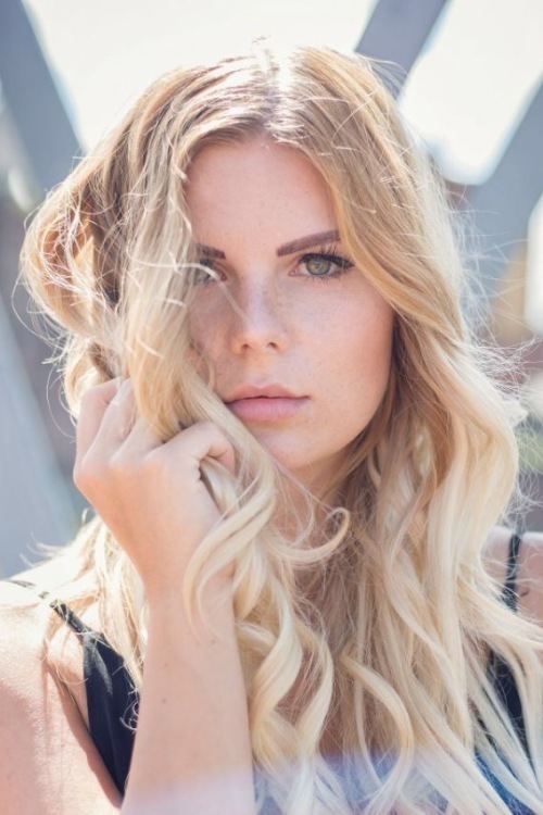  Model Vivien aus Magdeburg Haarfarbe: blond (hell) 