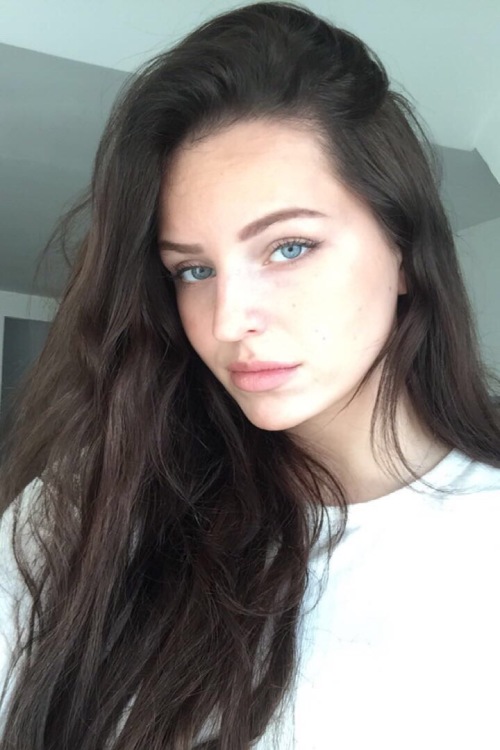  Model Rebecca  aus Erftstadt Haarfarbe: braun (mittel) 