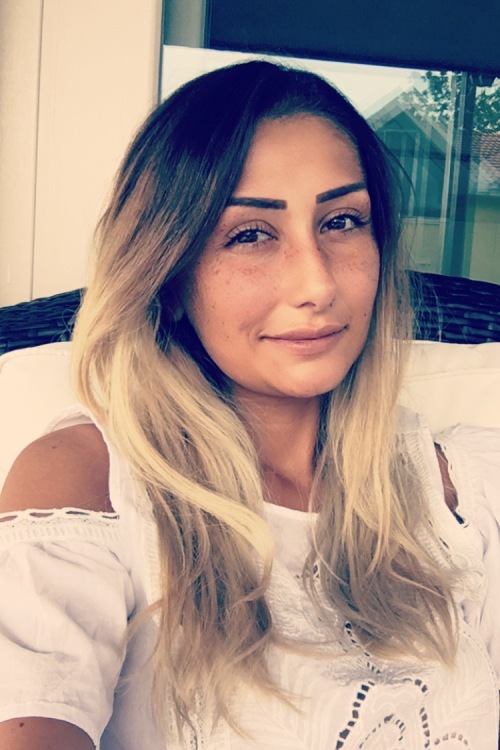  Model Pinar aus Nrnberg Haarfarbe: blond (mittel) 