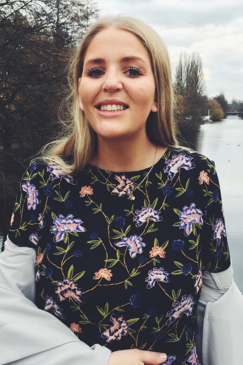 Lisa aus Hamburg  Haarfarbe: blond (hell), Augenfarbe: blau-grn, Gre: 180, Deutsch: 0, Englisch: , Franzsisch: , Spanisch:  