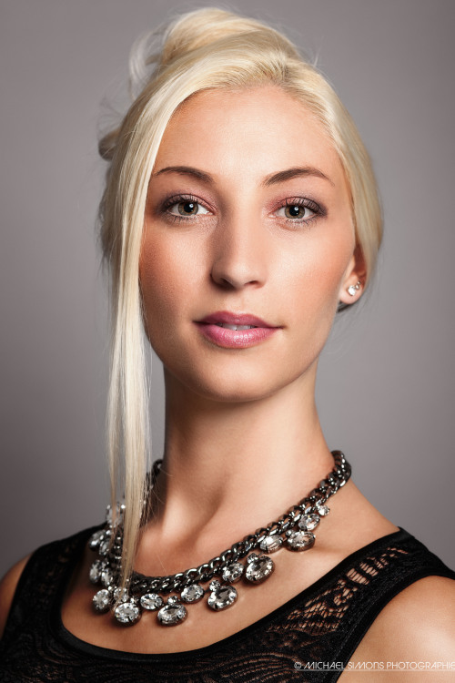 Model Nadja aus Aachen Haarfarbe: blond (mittel) 