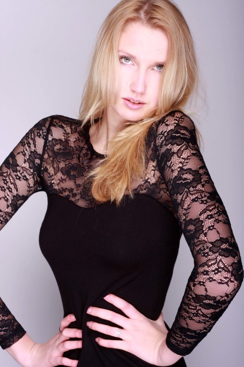  Model Sina aus Dortmund Haarfarbe: blond (hell) 