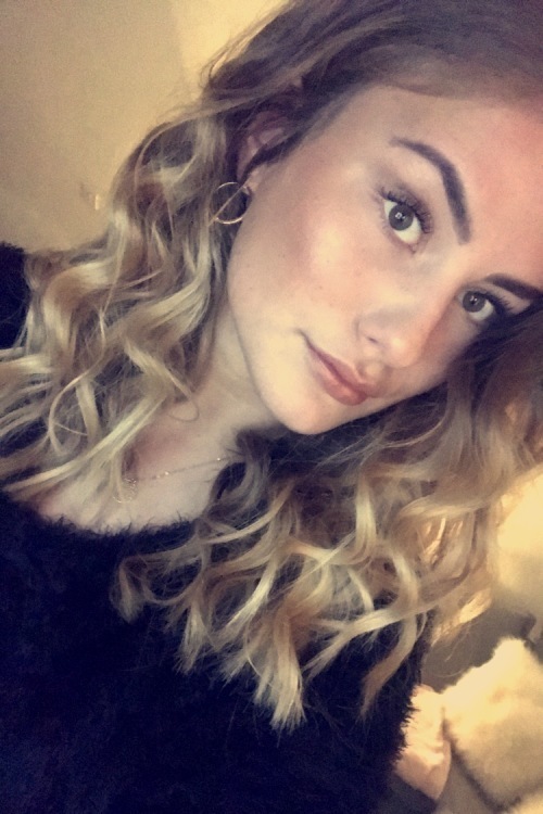 hostess Leonie, Studium: -
