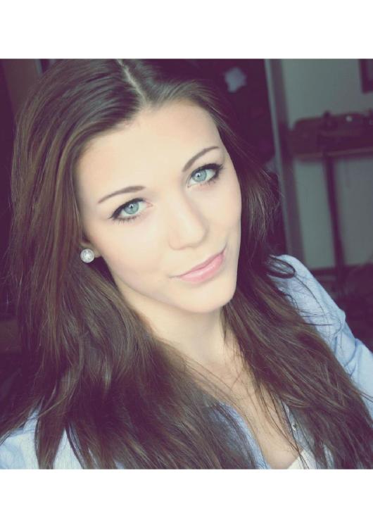 Darina aus Berlin Haarfarbe: braun (dunkel), Augenfarbe: blau-grn, Gre: 161, Deutsch: 0, Englisch: , Franzsisch: , Spanisch:  