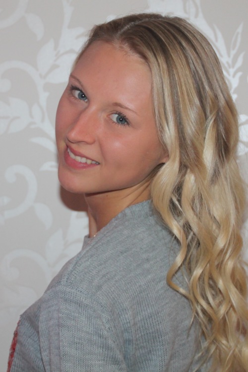 Jana aus Kiel Haarfarbe: blond (hell), Augenfarbe: blau, Gre: 181 