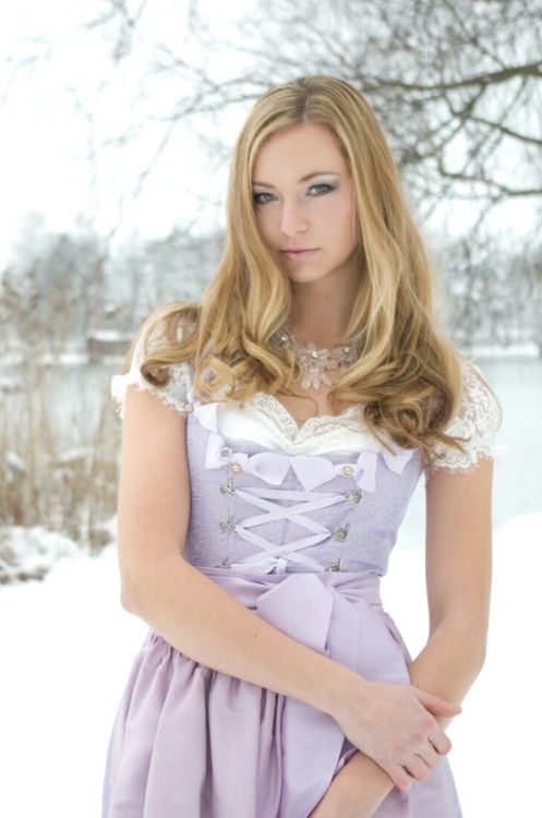  Model Janine aus Olching Haarfarbe: blond (mittel) 