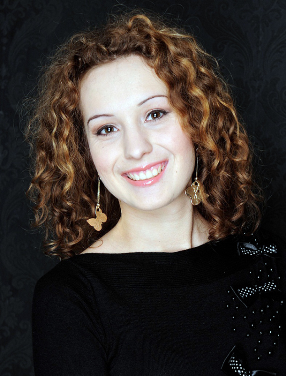  Model Sofiya aus Frankfurt Haarfarbe: braun (mittel) 